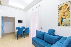 アパートメント (2 Bedrooms) | リビング エリア | 32 インチの薄型テレビ (ケーブル放送視聴可)