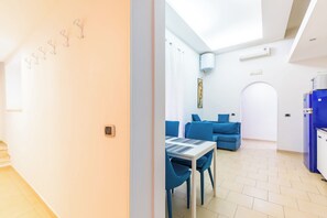 アパートメント (2 Bedrooms) | リビング エリア | 32 インチの薄型テレビ (ケーブル放送視聴可)