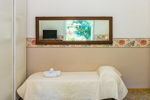 1 habitación, espacio para trabajar con laptop y ropa de cama