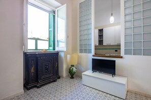 Apartamento (1 Bedroom) | Zona de estar | Una televisión