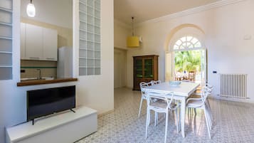 Apartamento (1 Bedroom) | Área de estar | TV