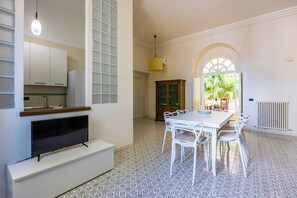 อพาร์ทเมนท์ (1 Bedroom) | บริเวณนั่งเล่น | ทีวี