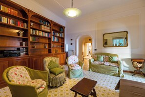 アパートメント (3 Bedrooms) | リビング エリア | 32 インチのプラズマテレビ (ケーブル放送視聴可)