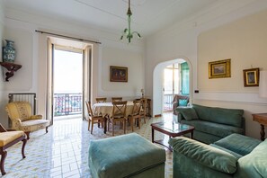 Lägenhet (3 Bedrooms) | Vardagsrum | 32-tums plasma-tv med kabelkanaler