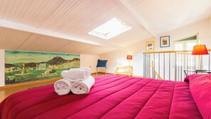 2 kamar tidur, ruang kerja ramah laptop, dan seprai linen