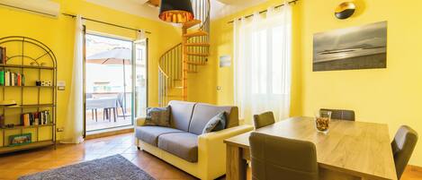 อพาร์ทเมนท์ (2 Bedrooms) | บริเวณนั่งเล่น | ทีวี
