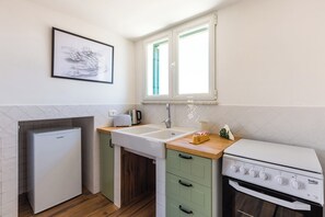 Apartment (1 Bedroom) | Private kitchen | Oven, stovetop, electric kettle, cookware/dishes/utensils