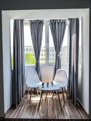 Departamento Confort, cocina, vista al patio | Área de sala de estar | Smart TV de 123 cm con canales por cable, Netflix y películas con cargo 