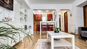 Departamento panorámico, balcón, vista a la ciudad | Área de sala de estar | Smart TV de 123 cm con canales por cable, Netflix y películas con cargo