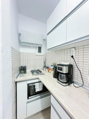 Estúdio superior, sacada, vista para o pátio | Cozinha privada | Geladeira grande, cafeteira/chaleira, chaleira elétrica, torradeira