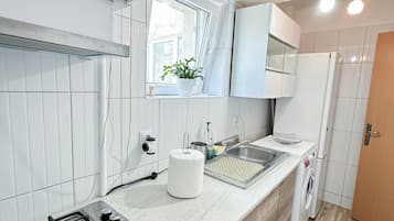 Apartamento conforto, cozinha, vista para o pátio | Cozinha privada | Geladeira grande, cafeteira/chaleira, chaleira elétrica, torradeira