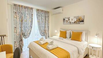 Superior studio, balkon, uitzicht op binnenplaats | Lakens van Egyptisch katoen, luxe beddengoed, een laptopwerkplek