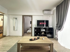 標準公寓, 陽台, 城市景觀 | 起居區 | 123-公分智慧型電視、有線頻道、Netflix、付費電影