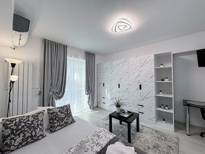 Comfort Studio, Balcony, City View | Living area
