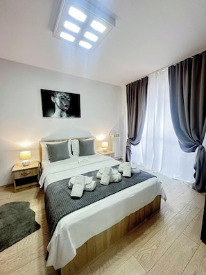 標準公寓, 陽台, 城市景觀 | 埃及棉床單、高級寢具、筆電工作空間、遮光布/窗簾