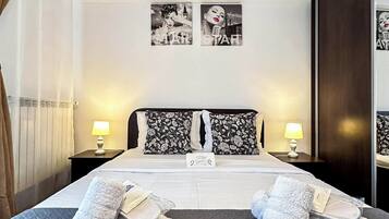 Familie appartement, balkon, uitzicht op stad | Lakens van Egyptisch katoen, luxe beddengoed, een laptopwerkplek