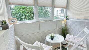 Superior studio, balkon, uitzicht op binnenplaats | Terras