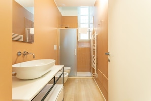 Douche, sèche-cheveux, bidet