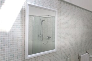 Dusche, Haartrockner, Handtücher