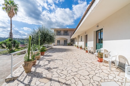 Terrace/patio. Studio 'Arancia - Fiumara Val Di Noto' with Mountain View, Wi-Fi and Air Conditioning