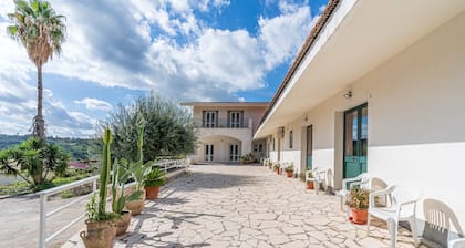 Studio 'Arancia - Fiumara Val Di Noto' with Mountain View, Wi-Fi and Air Conditioning