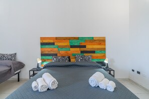 1 bedroom, bed sheets