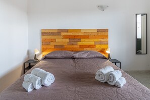 1 bedroom, bed sheets