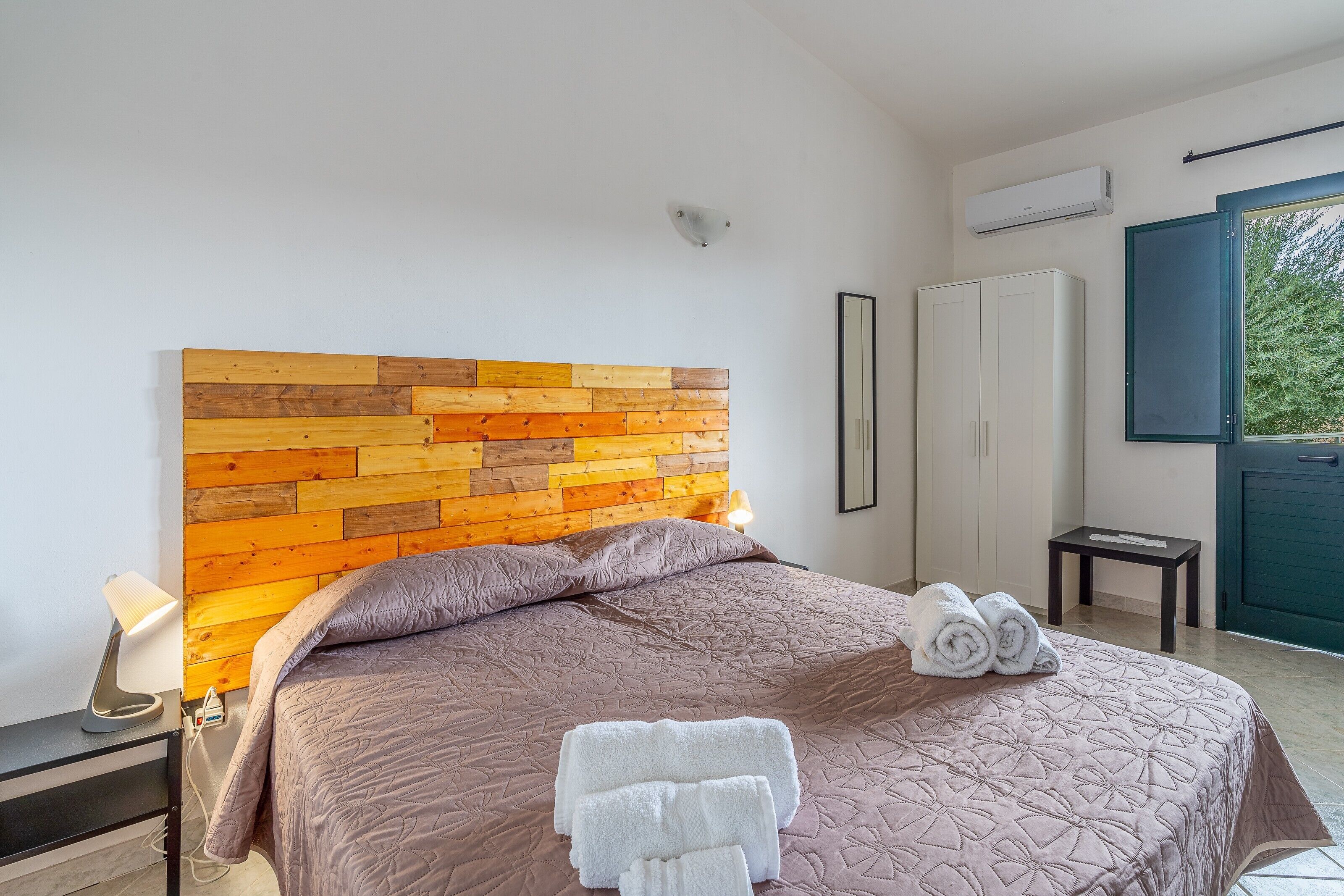 1 bedroom, bed sheets