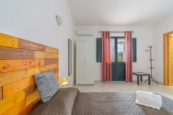 1 bedroom, bed sheets - Studio 'Menta - Fiumara Val Di Noto' with Mountain View, Wi-Fi and Air Conditioning (Noto)