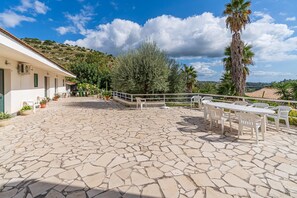 Outdoor dining - Studio 'Menta - Fiumara Val Di Noto' with Mountain View, Wi-Fi and Air Conditioning (Noto)
