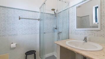 Doccia, asciugacapelli, asciugamani