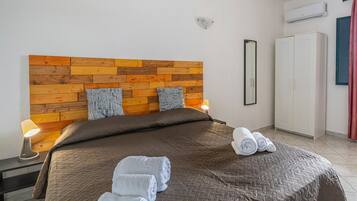 1 bedroom, bed sheets