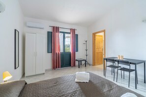 1 bedroom, bed sheets - Studio 'Menta - Fiumara Val Di Noto' with Mountain View, Wi-Fi and Air Conditioning (Noto)