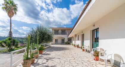 Studio 'Mandarino - Fiumara Val Di Noto' with Mountain View, Wi-Fi and Air Conditioning