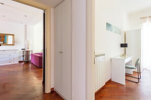 อพาร์ทเมนท์ (2 Bedrooms) | บริเวณนั�่งเล่น | สมาร์ททีวี 32 นิ้ว พร้อมช่องเคเบิล