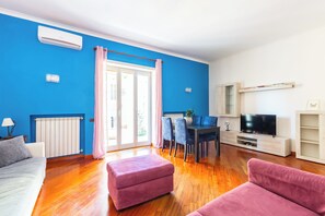 Appartement (2 Bedrooms) | Coin séjour | TV connectée de 32 pouces avec chaînes par câble