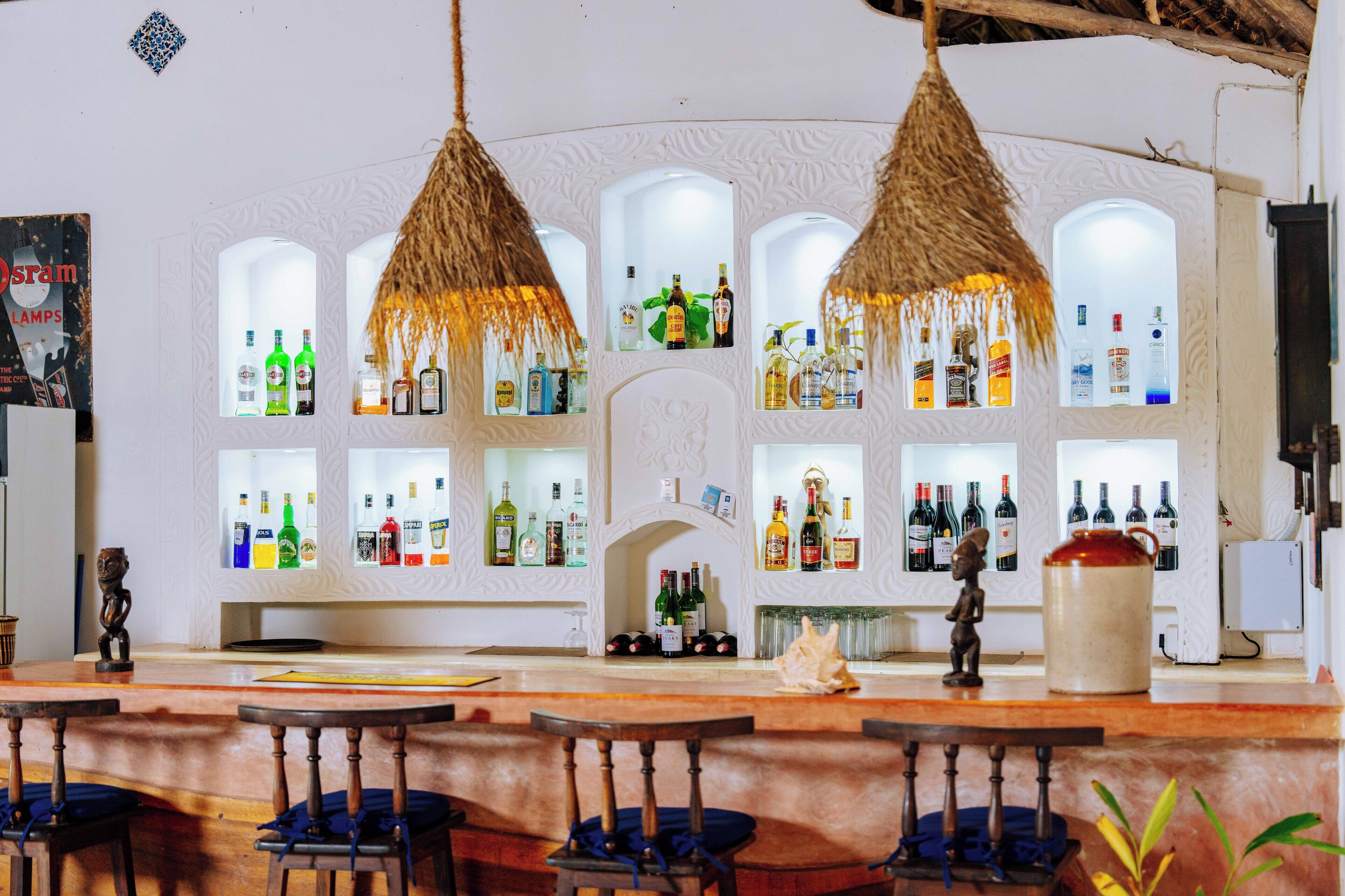 2 bars/lounges, poolside bar