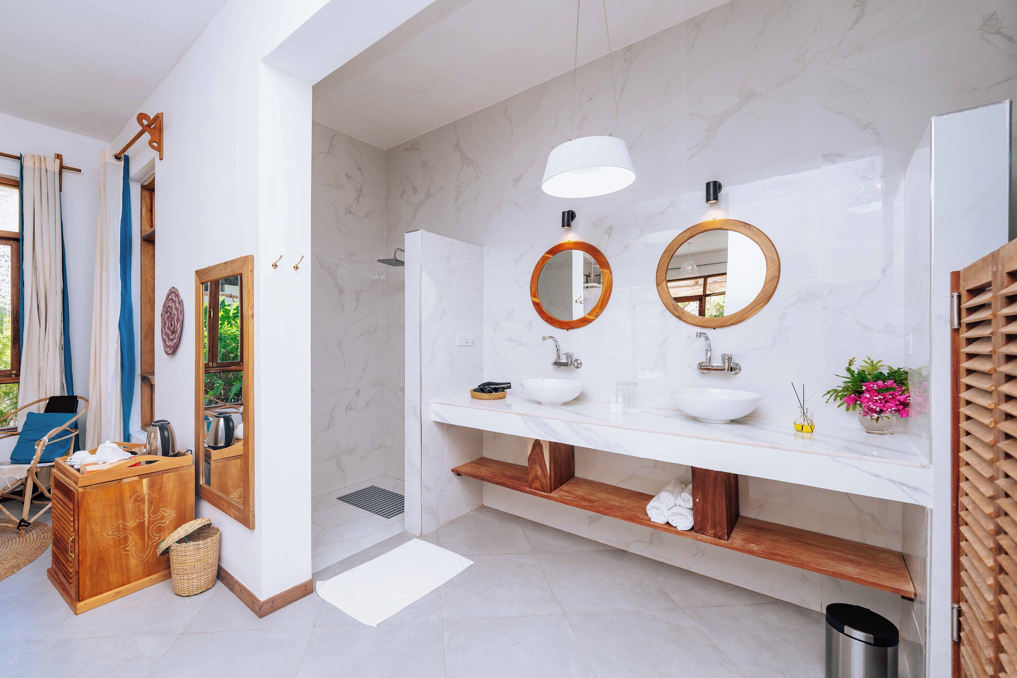 comfort double room | bathroom | separate bathtub and shower, deep-soaking bathtub, free toiletries