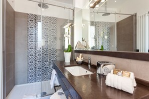 Junior Suite, 1 Bedroom | Bathroom | Rainfall showerhead, designer toiletries, hair dryer, bathrobes - 504 Corso Suites (Rome)