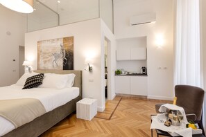 Premium bedding, down duvets, minibar, in-room safe - 504 Corso Suites (Rome)