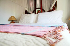 Seprai premium, brankas, meja kerja, dan tempat tidur bayi gratis
