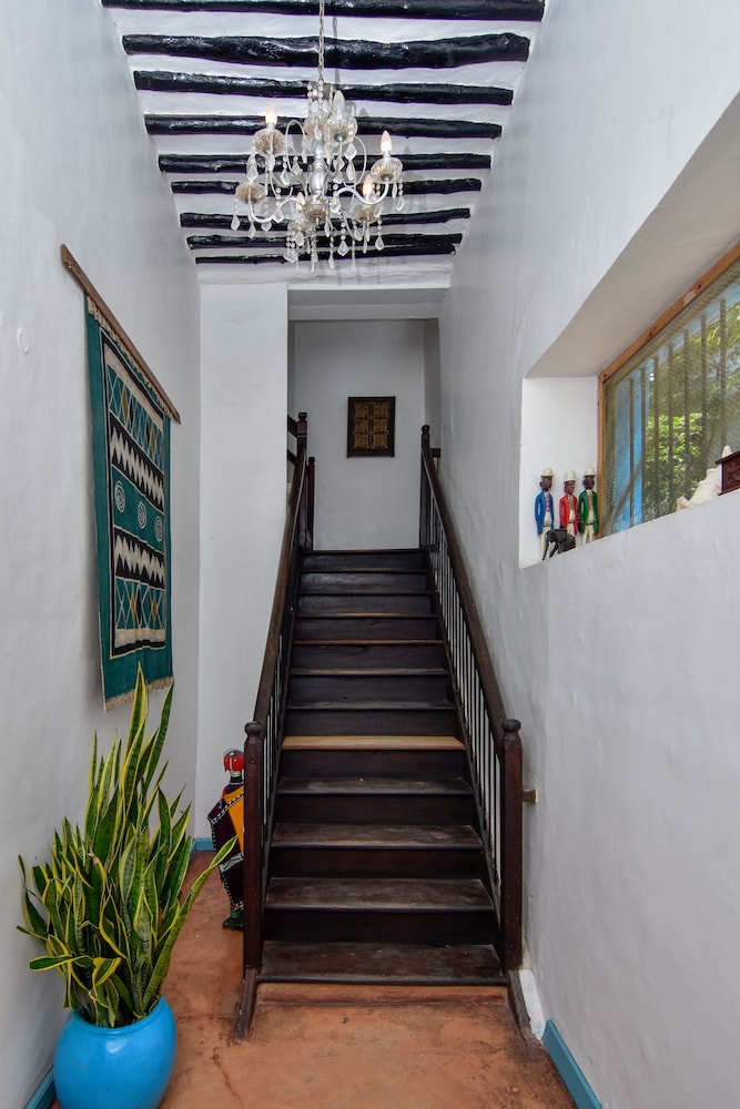 Hiliki House by null