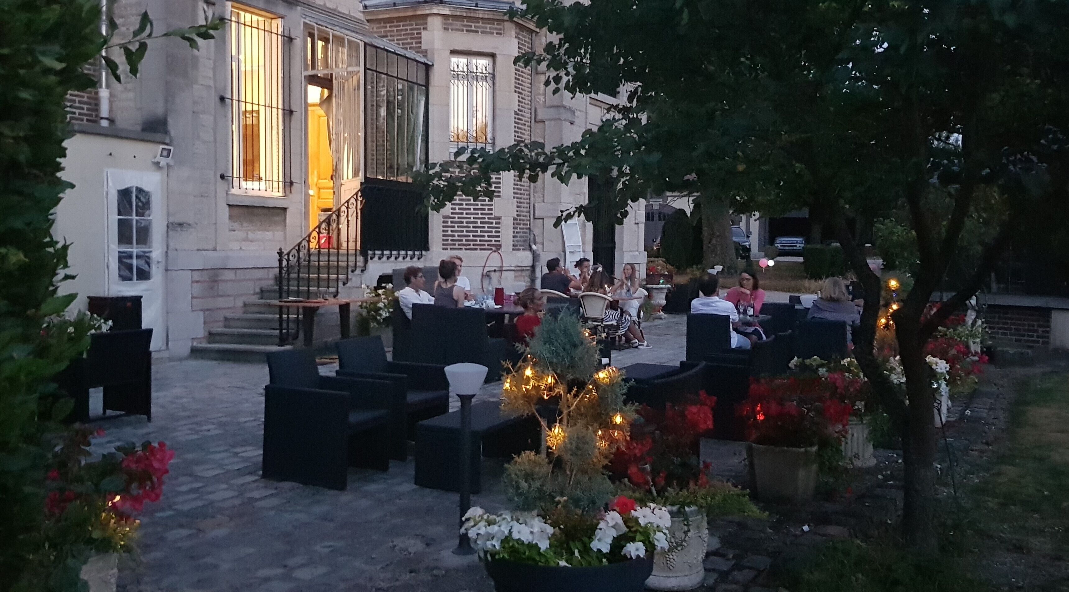 Se sirven cenas y cocina local 