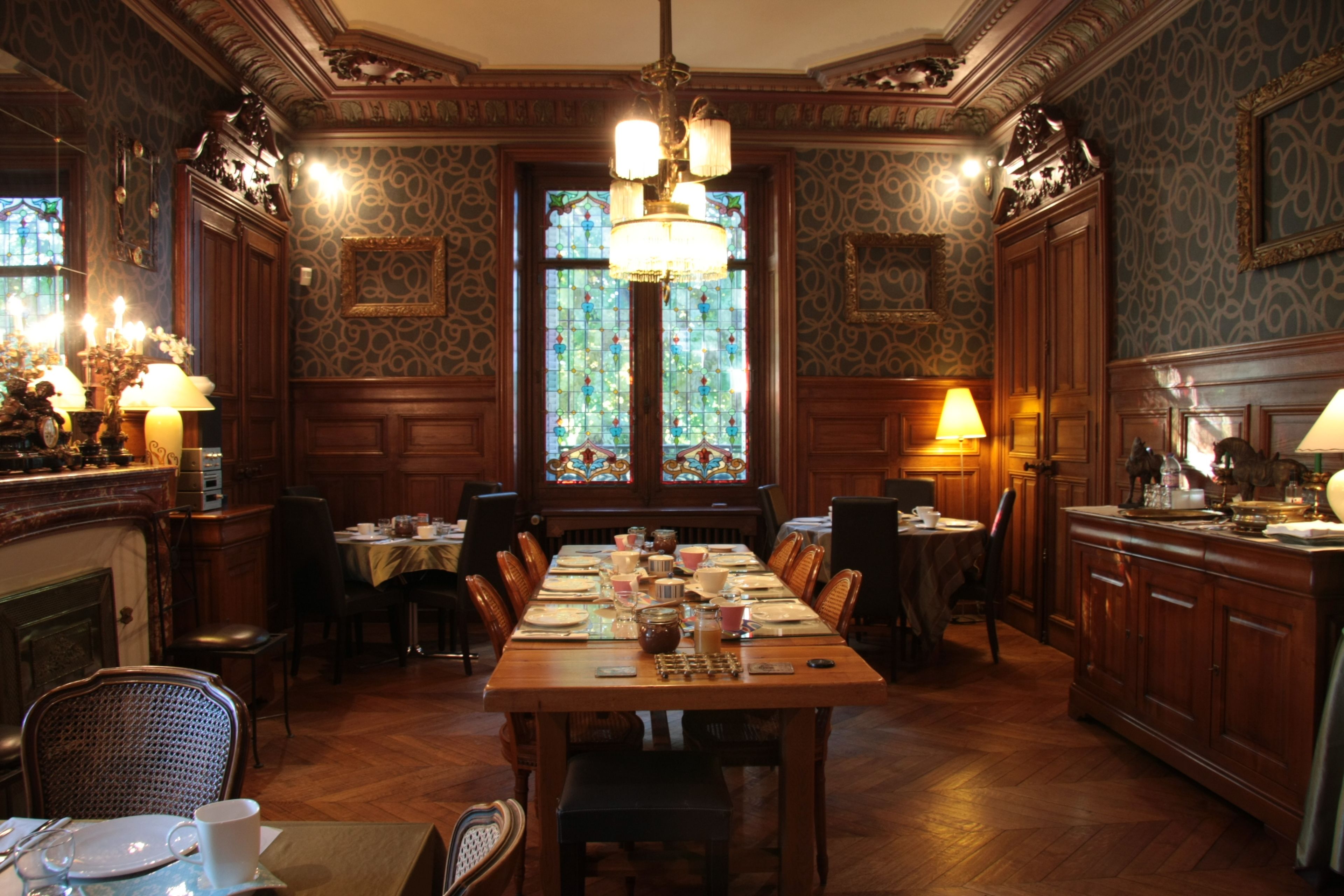 Continental breakfast on weekends (EUR 15 per person)