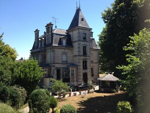 A large, historic building with multiple chimneys and a prominent tower. - Villa Primerose (Arcis-sur-Aube)
