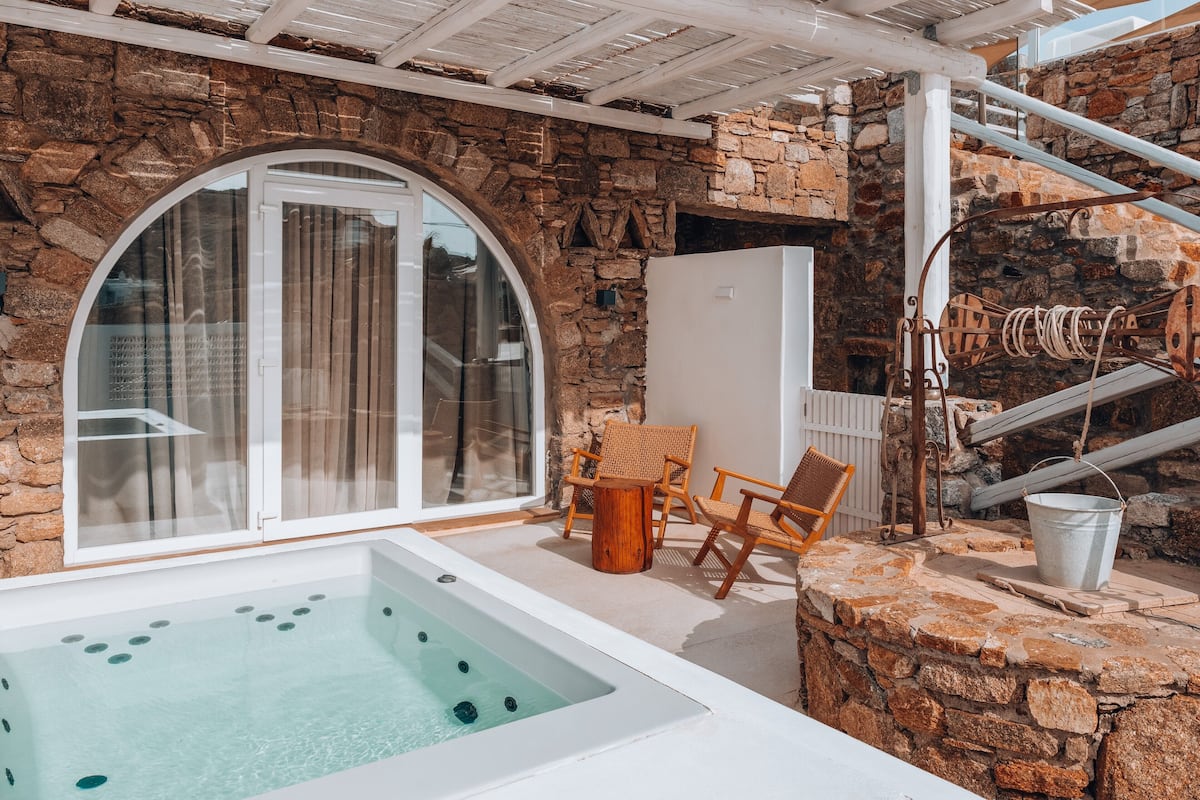 Senses Suite with Outdoor Hot Tub | Woonruimte | Een flatscreentelevisie en een open haard