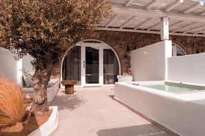 Honeymoon Suite with Outdoor Hot Tub | 1 개의 침실, 고급 침구, 객실 내 금고, 방음 설비