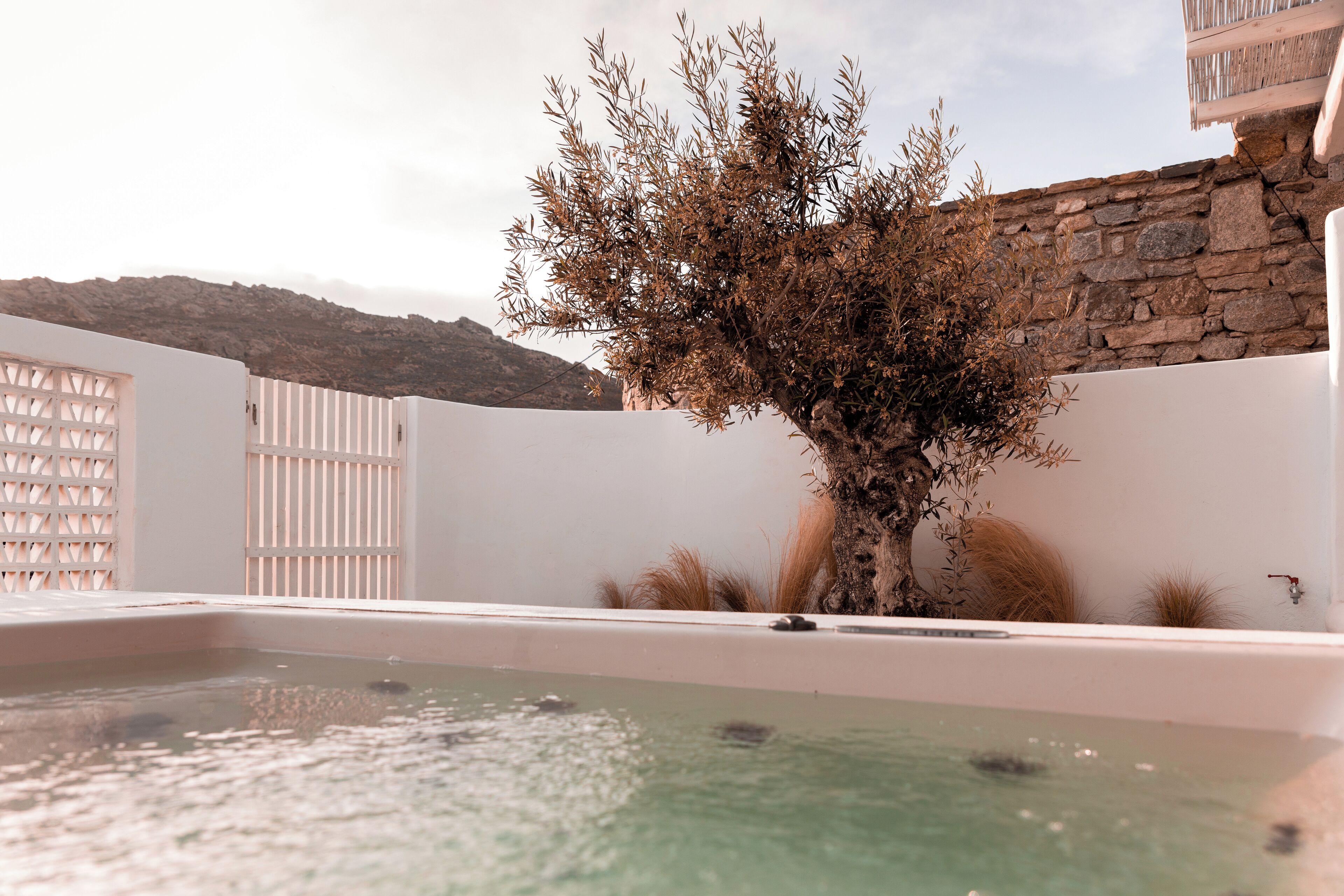 Honeymoon Suite with Outdoor Hot Tub | 1 slaapkamer, luxe beddengoed, een kluis op de kamer, geluiddichte muren