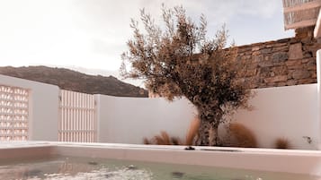 Honeymoon Suite with Outdoor Hot Tub | 1 slaapkamer, luxe beddengoed, een kluis op de kamer, geluiddichte muren