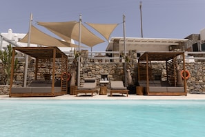 Seasonal outdoor pool, pool umbrellas, pool loungers - Senses Villas (Mykonos)